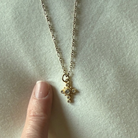 Elegant Gold Cross Pendant Necklace - Picture 6 of 7